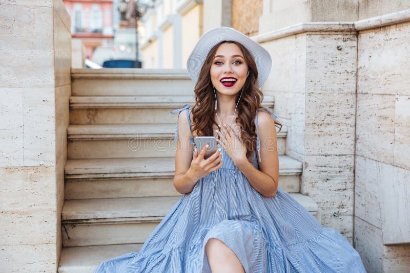 Mulher de sorriso no chapéu que faz o selfie com smartphone fora fotografia de stock Mulher de sorriso no chapéu que faz o selfie com smartphone fora fotografia de stock