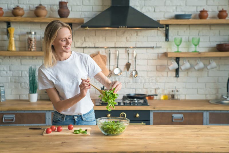 Mulher de sorriso nova bonita que faz a salada na cozinha Alimento saud?vel Salada vegetal Dieta Estilo de vida saud?vel Coziment fotos de stock royalty free Mulher de sorriso nova bonita que faz a salada na cozinha Alimento saud?vel Salada vegetal Dieta Estilo de vida saud?vel Coziment fotos de stock royalty free
