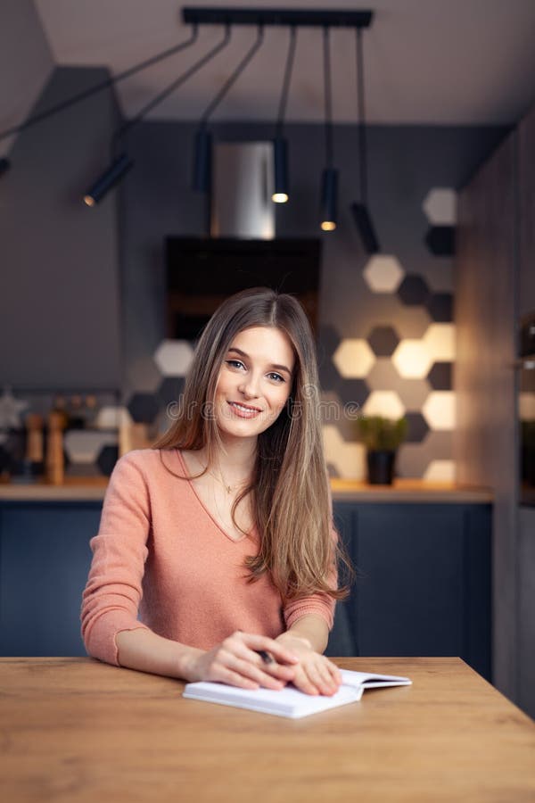 Mulher de sorriso nova bonita que trabalha da casa imagem de stock Mulher de sorriso nova bonita que trabalha da casa imagem de stock