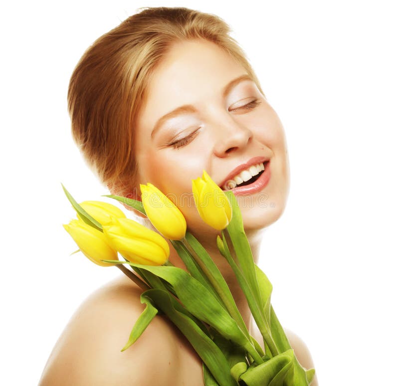 Mulher de sorriso nova com tulipas amarelas imagem de stock