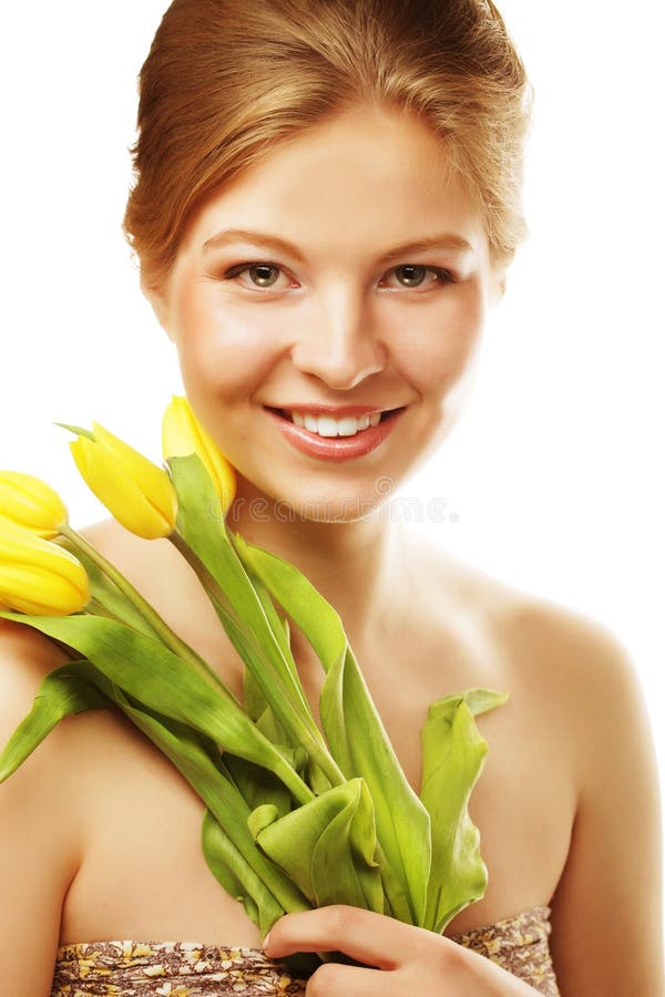 Mulher de sorriso nova com tulipas amarelas foto de stock