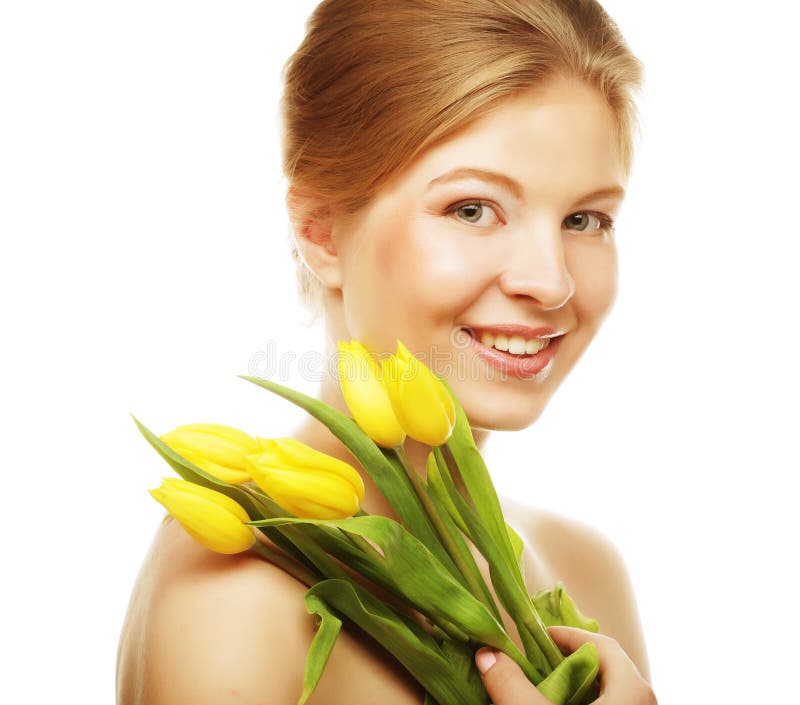 Mulher de sorriso nova com tulipas amarelas fotos de stock royalty free