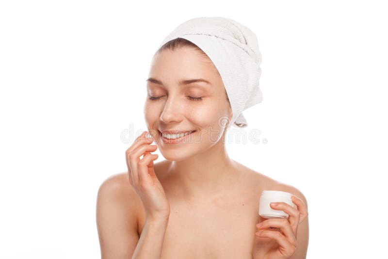 Mulher sorridente a aplicar creme fotografia de stock