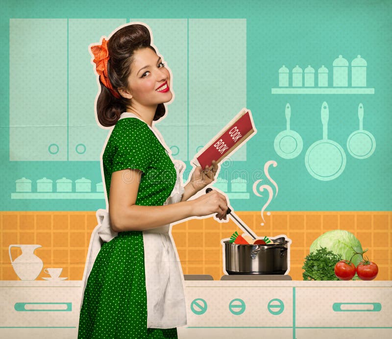 Mulher de sorriso retro que cozinha e que lê o livro da receita em seu kitch imagens de stock Mulher de sorriso retro que cozinha e que lê o livro da receita em seu kitch imagens de stock