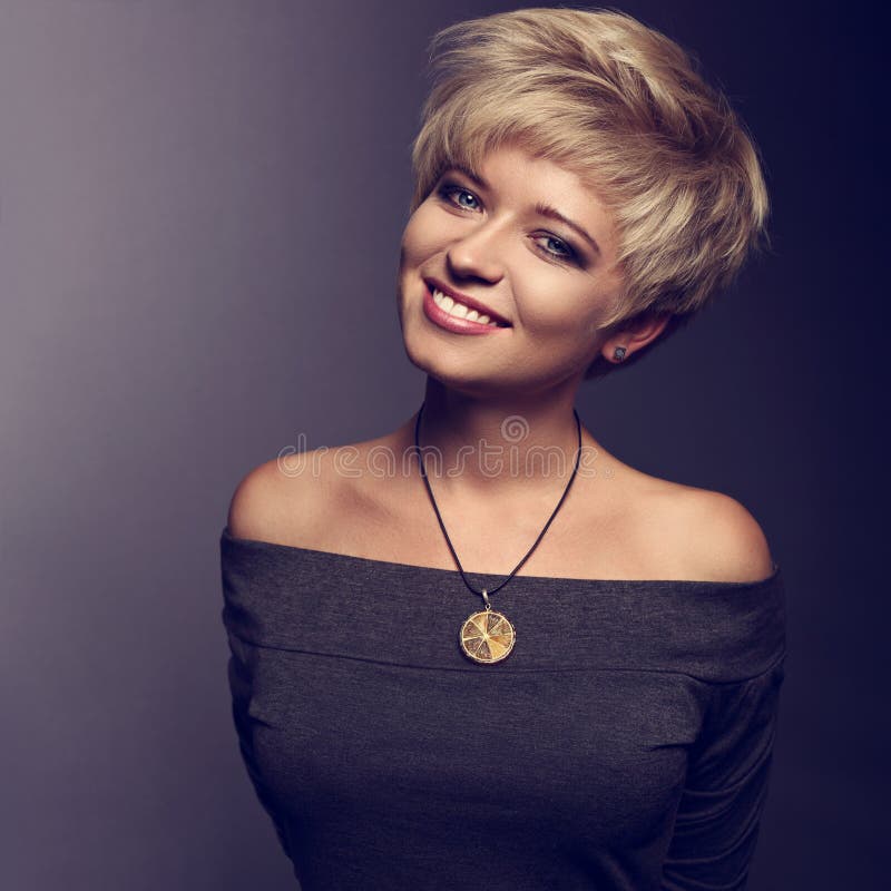 Mulher de sorriso toothy feliz com penteado louro curto do prumo no gre fotos de stock Mulher de sorriso toothy feliz com penteado louro curto do prumo no gre fotos de stock