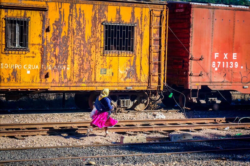 Mulher de Tarahumara que corre para o trem no cesto, México