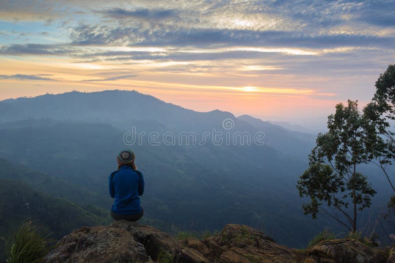 Mulher de vencimento de comemoração feliz do sucesso fotografia de stock royalty free Mulher de vencimento de comemoração feliz do sucesso fotografia de stock royalty free