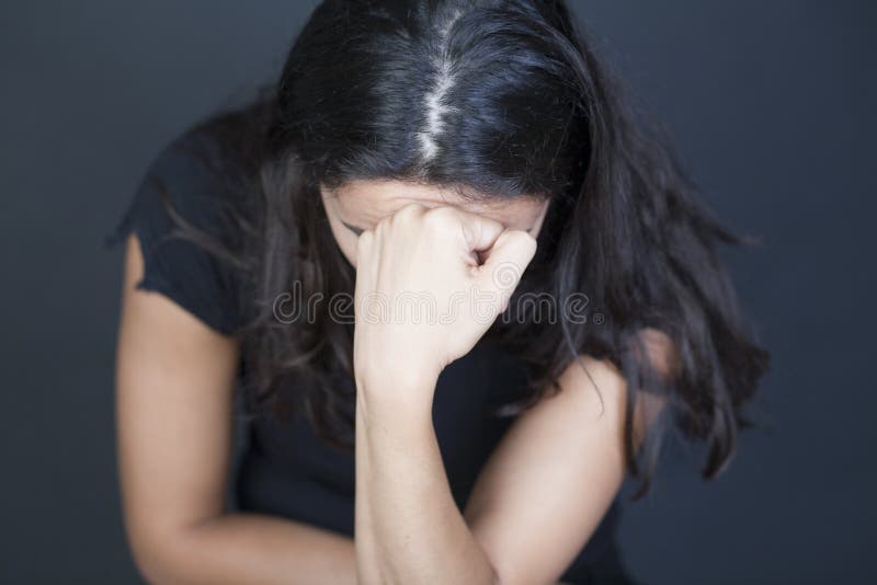 Mulher desesperada imagem de stock. Imagem de escuro 22982309