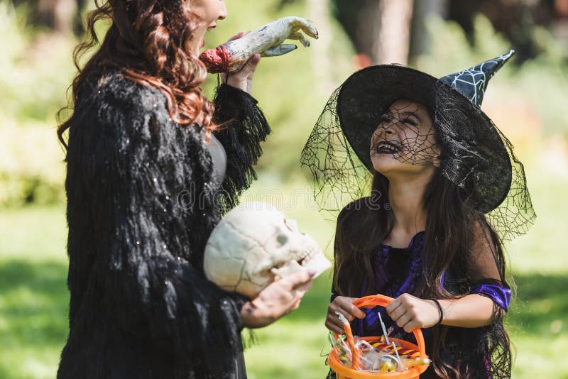 Família Assustadora Em Fantasias De Halloween Gritando Imagem de Stock -  Imagem de feriado, filho: 230395547