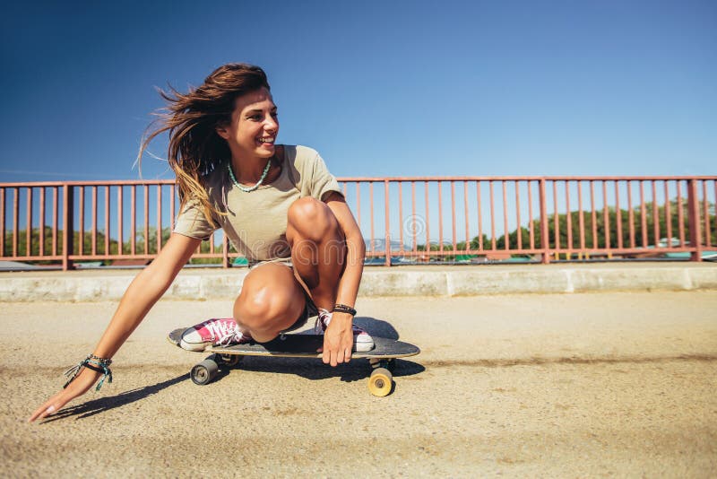 Estilo desenhado mão de skateborder lindo gêmeos