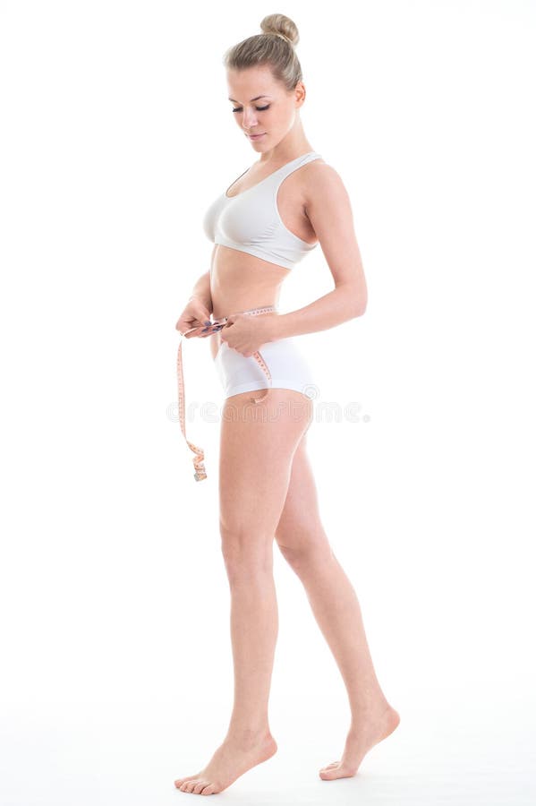 Mulher desportiva nova com medida da fita sobre o branco imagem de stock royalty free Mulher desportiva nova com medida da fita sobre o branco imagem de stock royalty free