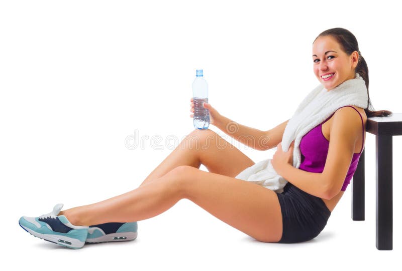 Jovem mulher desportiva com toalha e garrafa de água fotos de stock royalty free