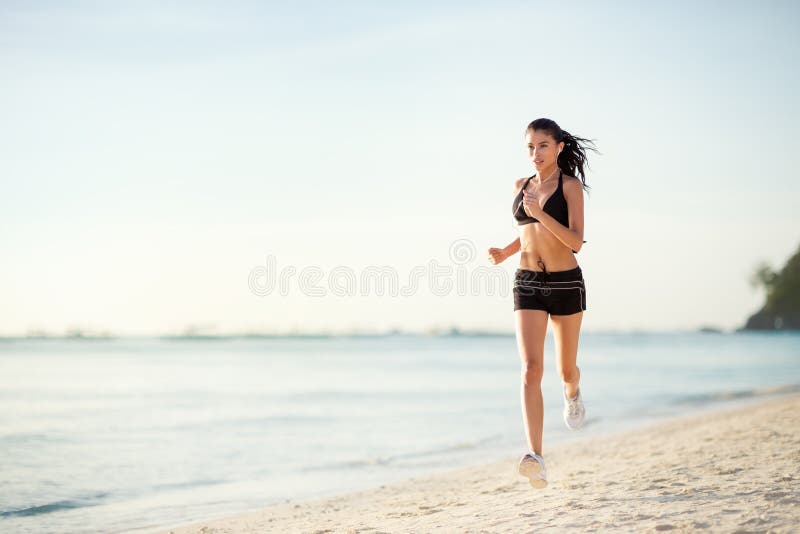 Mulher desportiva que movimenta-se no beira-mar imagens de stock Mulher desportiva que movimenta-se no beira-mar imagens de stock