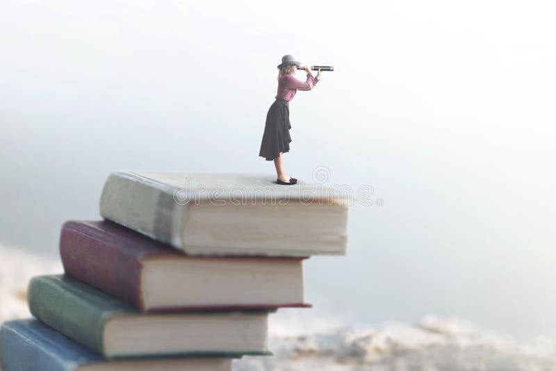 A mulher diminuta olha a infinidade com o telescópio pequeno numa escala dos livros
