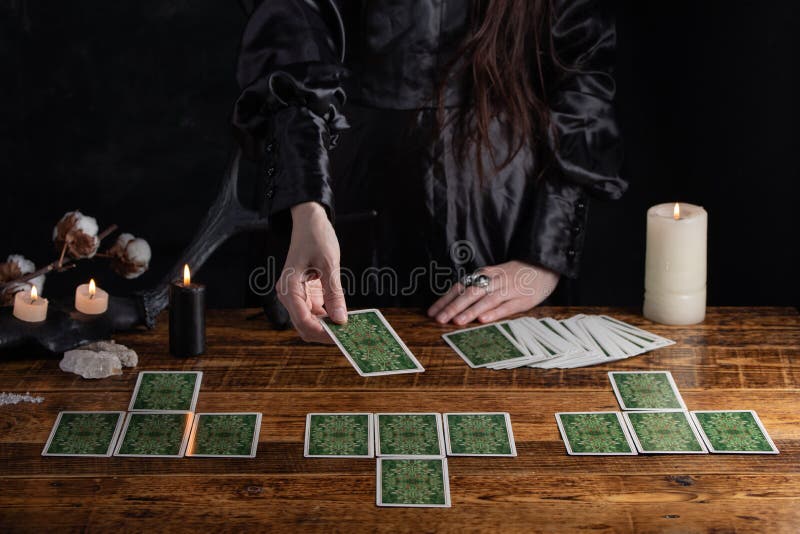 A mulher diz ao futuro com cartas de jogar Conceito do cartão de tarô sobre a mesa Previsão do futuro Fortunteller mãos fotos de stock royalty free A mulher diz ao futuro com cartas de jogar Conceito do cartão de tarô sobre a mesa Previsão do futuro Fortunteller mãos fotos de stock royalty free