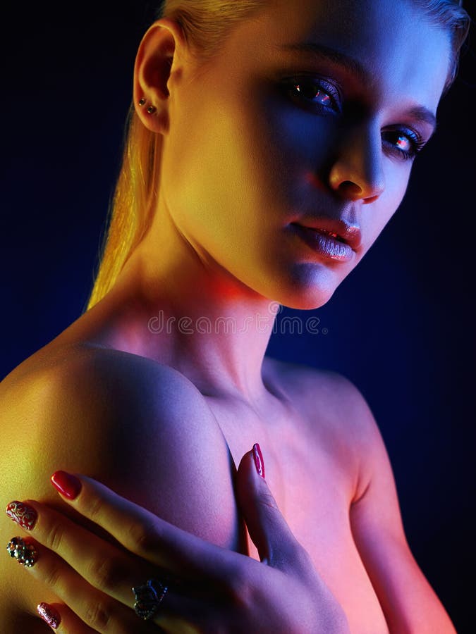 Mulher do arco-íris da beleza Menina bonita em luzes da cor imagens de stock Mulher do arco-íris da beleza Menina bonita em luzes da cor imagens de stock