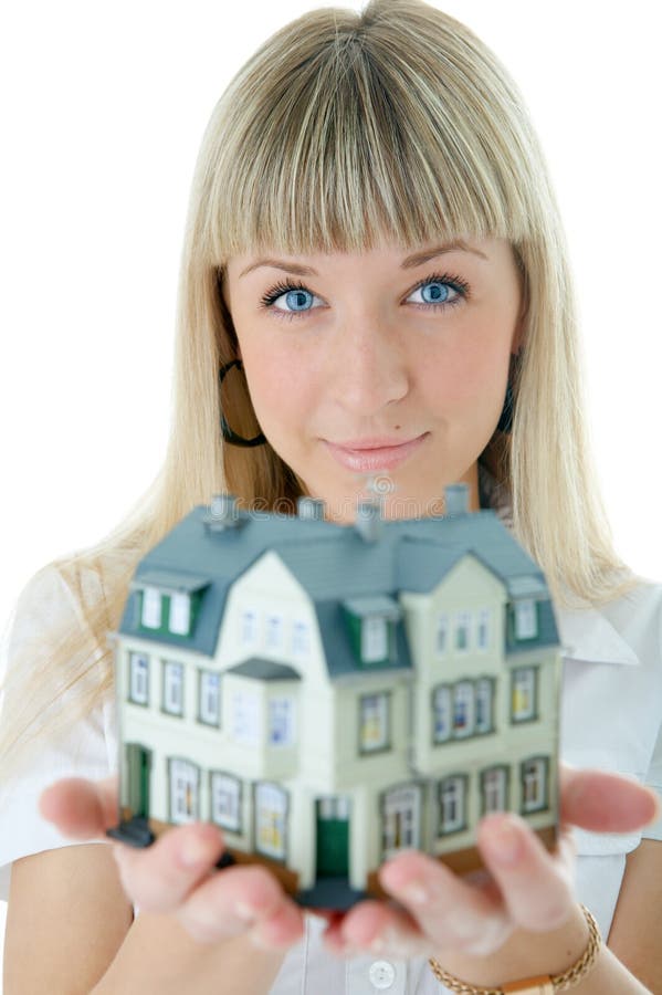 Arquitecta com uma pequena casa na mão imagens de stock royalty free