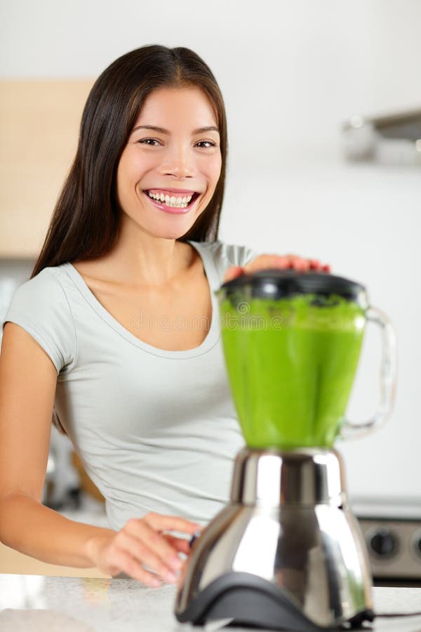 Mulher do batido que faz os batidos verdes vegetais foto de stock Mulher do batido que faz os batidos verdes vegetais foto de stock
