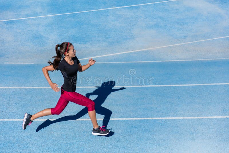 Mulher do corredor do atleta que corre na trilha atlética da corrida imagem de stock royalty free Mulher do corredor do atleta que corre na trilha atlética da corrida imagem de stock royalty free