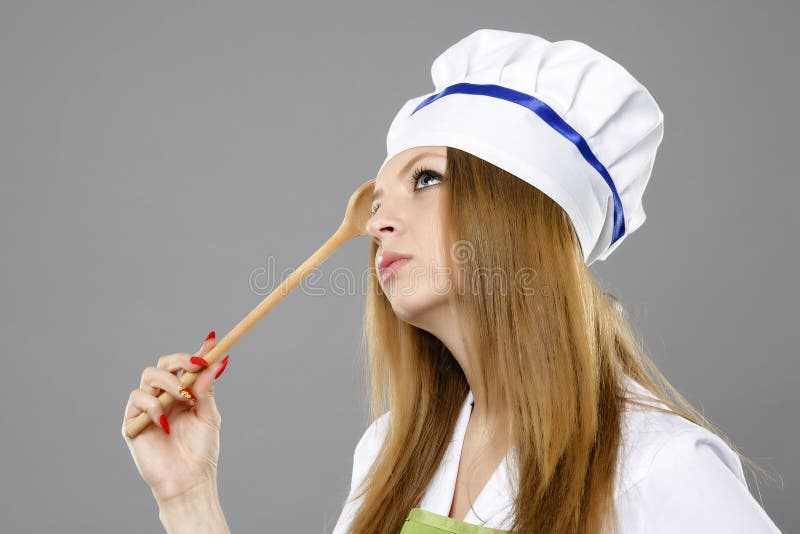 Mulher do cozinheiro chefe que pensa sobre que cozinhar imagens de stock Mulher do cozinheiro chefe que pensa sobre que cozinhar imagens de stock