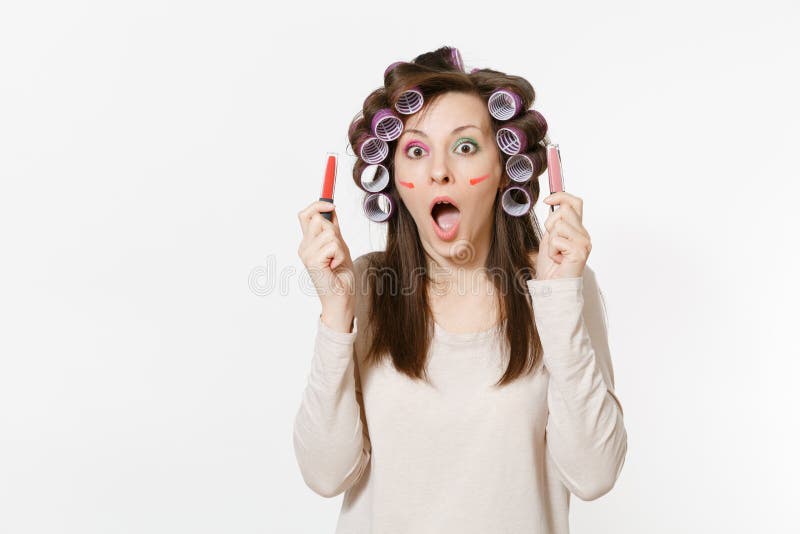 A mulher do divertimento com encrespadores guarda o batom colorido para os bordos isolados no fundo branco Composição louca com o fotos de stock royalty free A mulher do divertimento com encrespadores guarda o batom colorido para os bordos isolados no fundo branco Composição louca com o fotos de stock royalty free