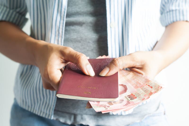 Mulher do estilo ocasional que guarda o passaporte e cédulas tailandesas, curso c foto de stock Mulher do estilo ocasional que guarda o passaporte e cédulas tailandesas, curso c foto de stock