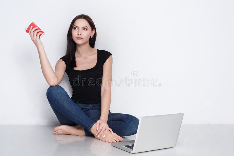 Mulher do Freelancer com portátil e café em casa foto de stock Mulher do Freelancer com portátil e café em casa foto de stock