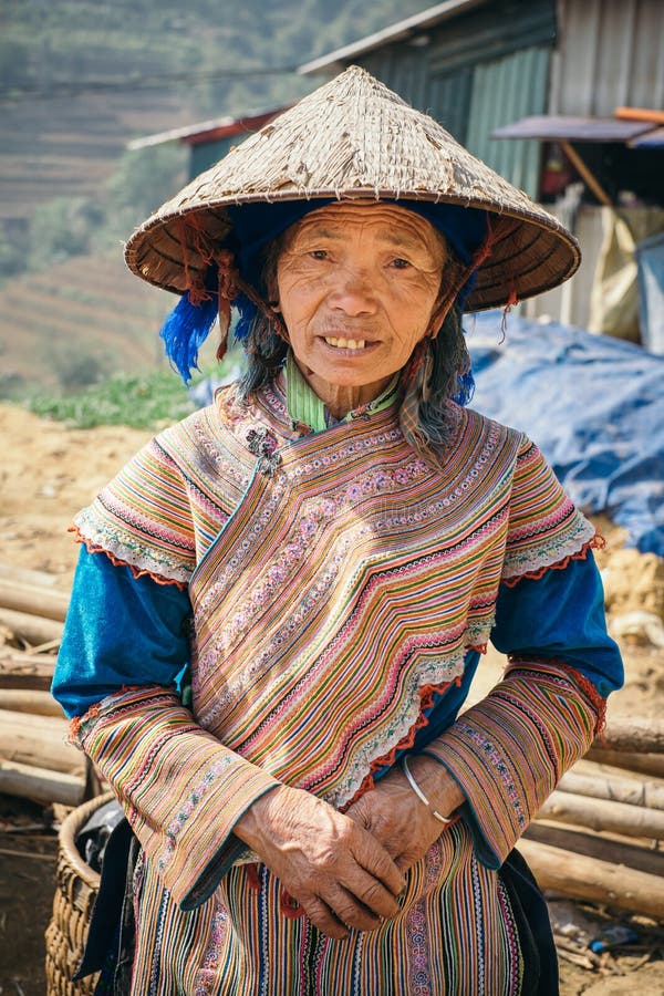 Mulher do hmong da flor do retrato no mercado de Cau da lata imagem de stock Mulher do hmong da flor do retrato no mercado de Cau da lata imagem de stock