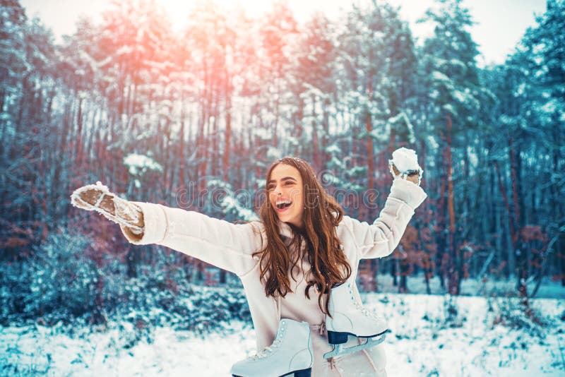 Mulher do inverno Retrato exterior da menina bonita nova com cabelo longo imagens de stock Mulher do inverno Retrato exterior da menina bonita nova com cabelo longo imagens de stock