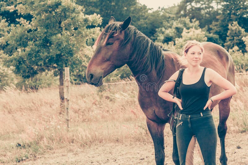 Mulher E Cavalo Pulando Uma Cerca Imagem de Stock - Imagem de equestre,  animal: 208048229