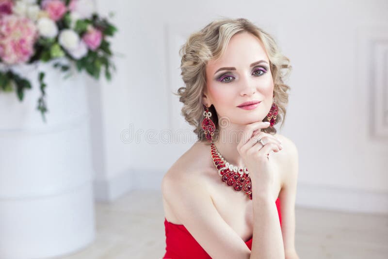 Mulher do louro do encanto do close up Levantamento perto das flores Toca no c imagens de stock Mulher do louro do encanto do close up Levantamento perto das flores Toca no c imagens de stock