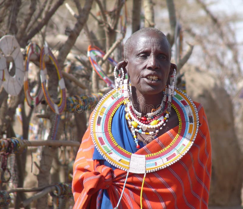 Mulher do Masai no vestido e na joia tradicionais foto de stock royalty free Mulher do Masai no vestido e na joia tradicionais foto de stock royalty free