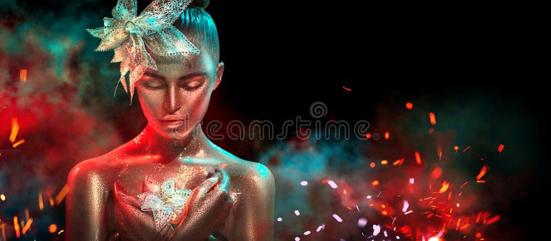 A mulher do modelo de forma em sparkles dourados brilhantes coloridos e as luzes de néon que levantam com fantasia florescem Retr imagens de stock A mulher do modelo de forma em sparkles dourados brilhantes coloridos e as luzes de néon que levantam com fantasia florescem Retr imagens de stock