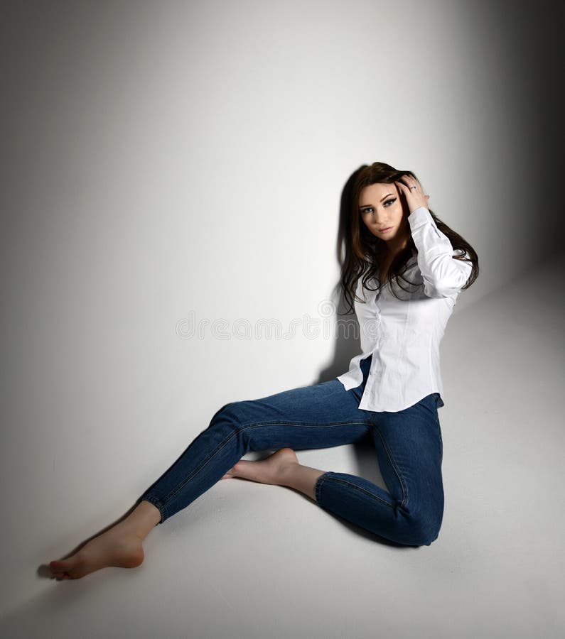 Mulher do moderno que levanta o revestimento inspirador e a imagem preto e branco das botas do inverno imagem de stock royalty free Mulher do moderno que levanta o revestimento inspirador e a imagem preto e branco das botas do inverno imagem de stock royalty free