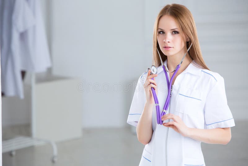 Mulher do médico com estetoscópio foto de stock royalty free Mulher do médico com estetoscópio foto de stock royalty free
