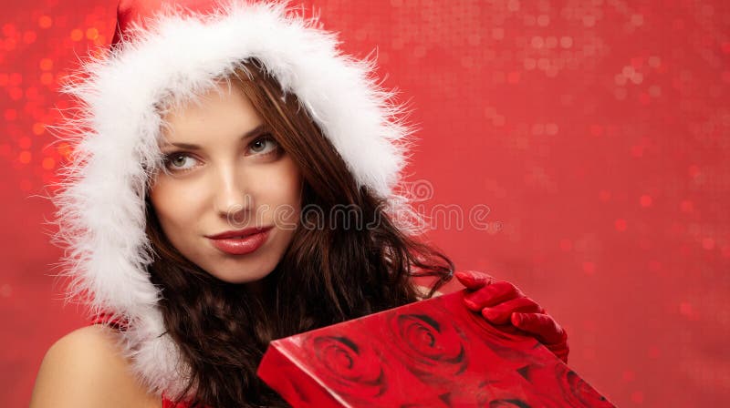 Mulher do Natal com um presente nas mãos fotos de stock