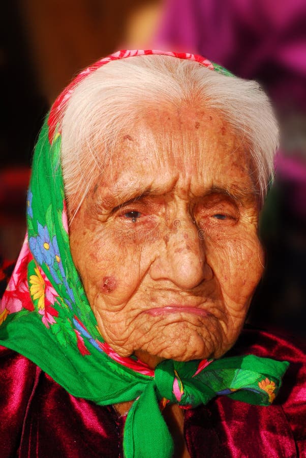 Mulher do Navajo dos anos de idade 99
