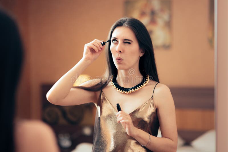 Mulher do partido que põe sobre preparar-se do rímel foto de stock Mulher do partido que põe sobre preparar-se do rímel foto de stock