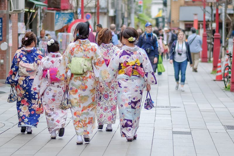 A mulher do quimono que anda em Sensoji ou em templo de Asakusa Kannon é um templo budista situado em Asakusa, em marco e em popu foto de stock royalty free