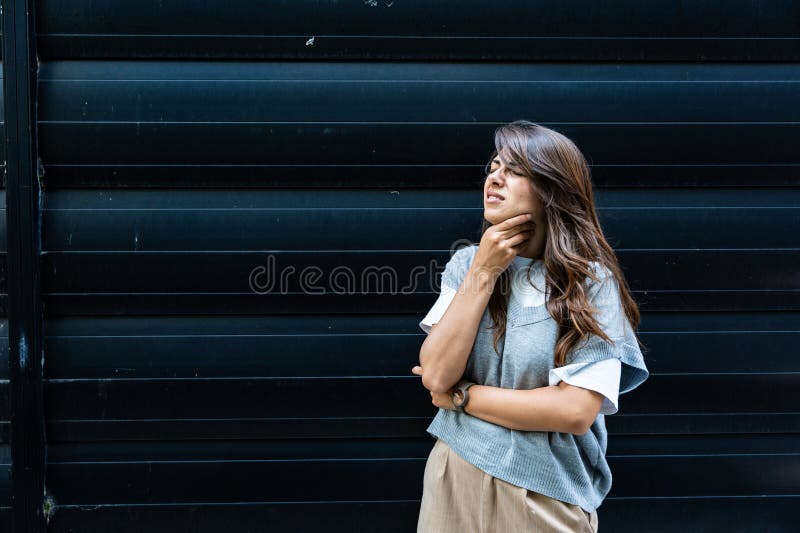 Foto de Menstruação Mulher Branca Deitada No Fundo Rosa Forro Feminino Com  Pena Vermelha Os Dias Críticos Das Mulheres e mais fotos de stock de  Algodão - Material Têxtil - iStock