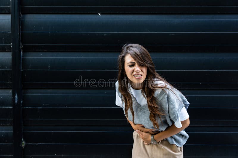 Foto de Menstruação Mulher Branca Deitada No Fundo Rosa Forro Feminino Com  Pena Vermelha Os Dias Críticos Das Mulheres e mais fotos de stock de  Algodão - Material Têxtil - iStock