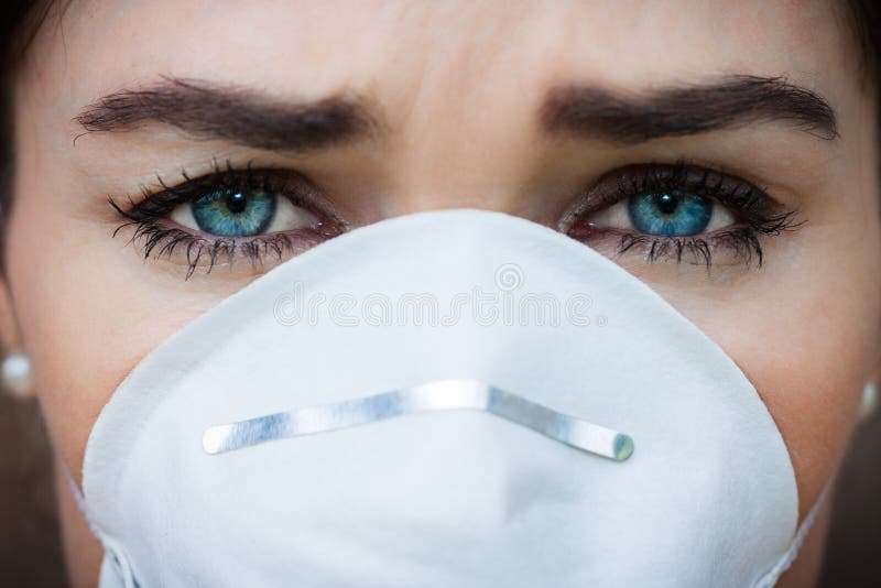 Mulher do retrato do close-up que veste uma máscara protetora fotografia de stock royalty free Mulher do retrato do close-up que veste uma máscara protetora fotografia de stock royalty free
