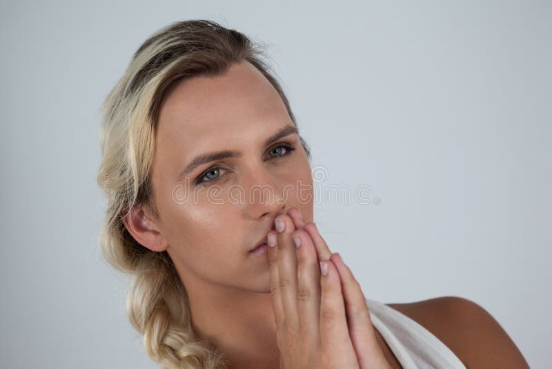 Mulher do Transgender com as mãos abraçadas imagem de stock Mulher do Transgender com as mãos abraçadas imagem de stock