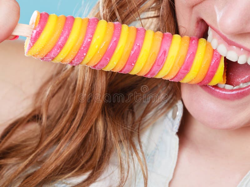 Download Mulher Do Verão Que Come O Creme Do PNF Do Gelo Do Picolé Foto de Stock - Imagem de holding, frio: 65576834