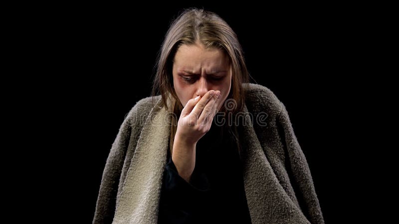 Mulher doente que tosse na mão, doença contagioso de sofrimento, tuberculose fotografia de stock Mulher doente que tosse na mão, doença contagioso de sofrimento, tuberculose fotografia de stock