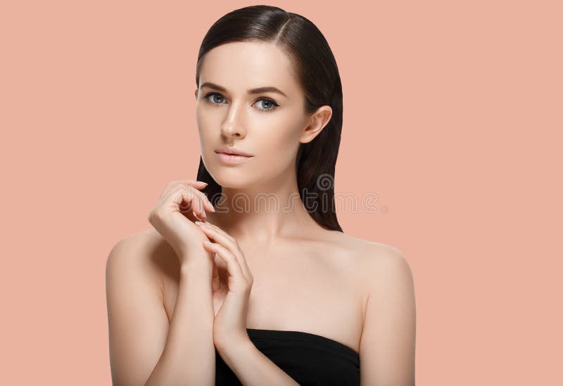 Mulher dos termas da beleza com o retrato saudável perfeito da pele da cara Beauti fotos de stock Mulher dos termas da beleza com o retrato saudável perfeito da pele da cara Beauti fotos de stock
