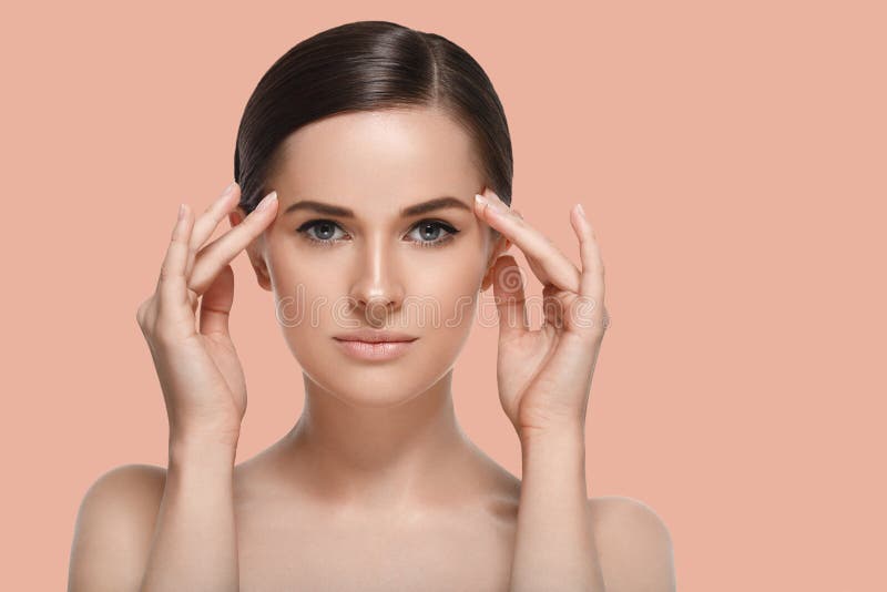 Mulher dos termas da beleza com o retrato saudável perfeito da pele da cara Beauti fotos de stock Mulher dos termas da beleza com o retrato saudável perfeito da pele da cara Beauti fotos de stock