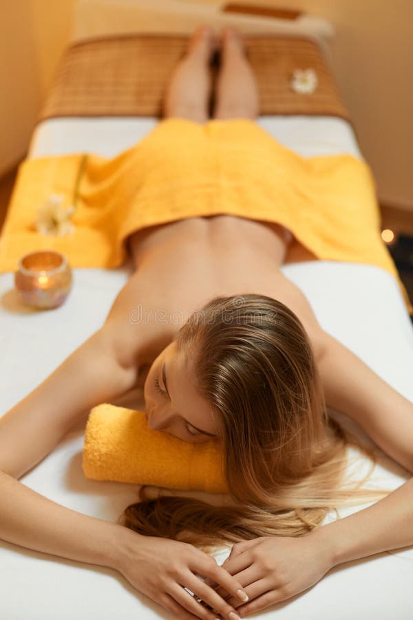 Mulher dos termas Relaxamento louro bonito no salão de beleza dos termas fotografia de stock Mulher dos termas Relaxamento louro bonito no salão de beleza dos termas fotografia de stock
