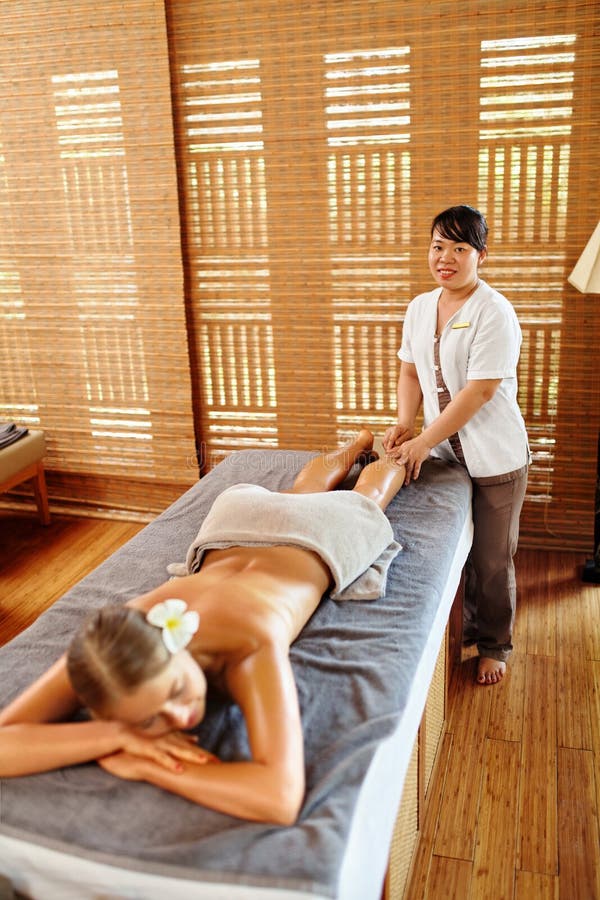 Mulher dos termas Terapia da massagem do pé do óleo, tratamento Cuidados com a pele do corpo fotografia de stock royalty free Mulher dos termas Terapia da massagem do pé do óleo, tratamento Cuidados com a pele do corpo fotografia de stock royalty free