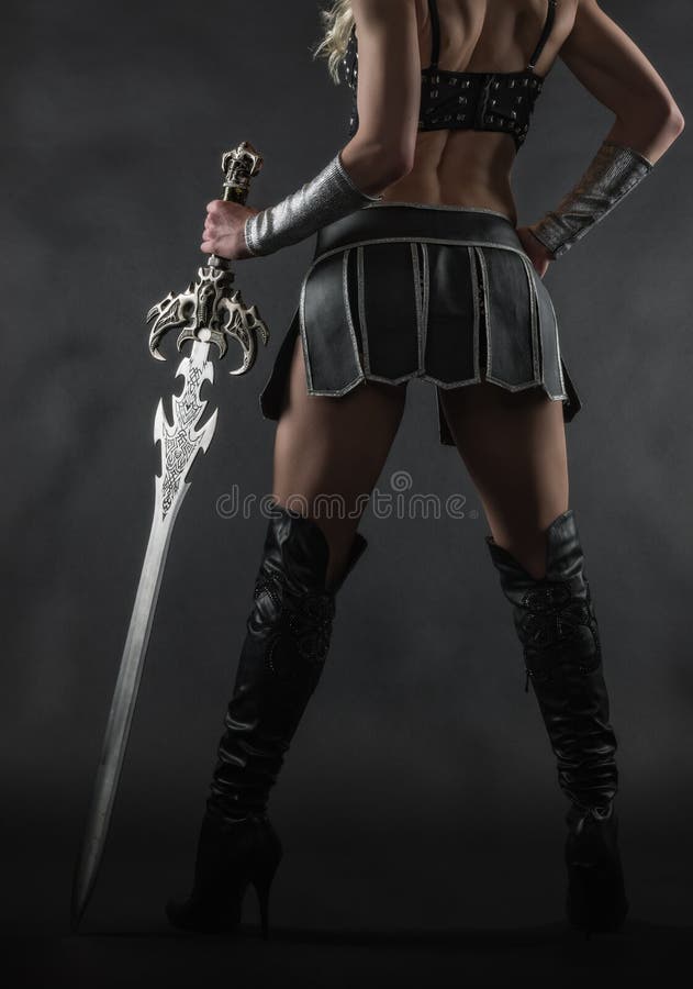 Mulher e espada foto de stock
